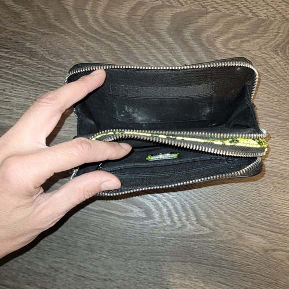 Guess hand purse, snake skin print - Picture 4 of 6